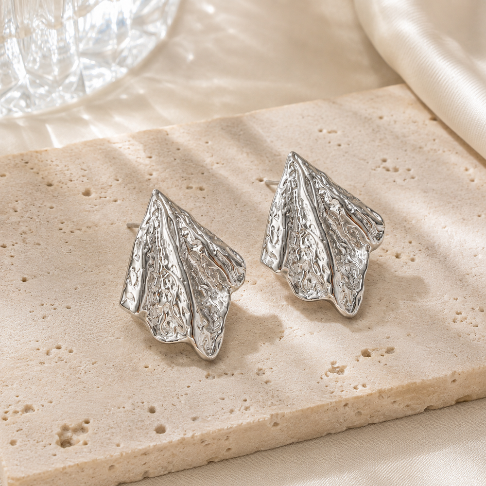 Boucles d’Oreilles Feuille Froissée Argentée