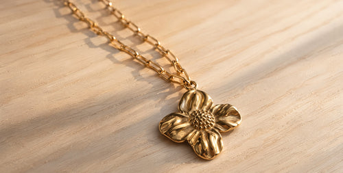 COLLIER FLEUR MARTELÉE DORÉE