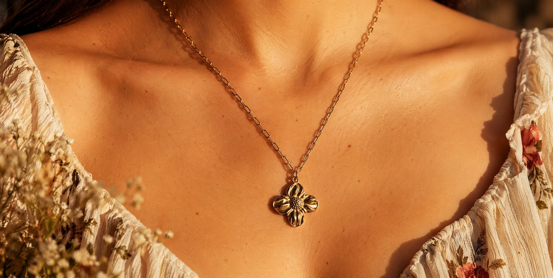COLLIER FLEUR MARTELÉE DORÉE