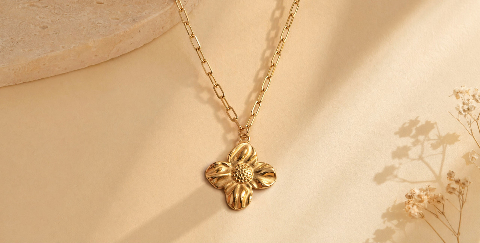 COLLIER FLEUR MARTELÉE DORÉE