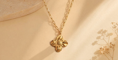 COLLIER FLEUR MARTELÉE DORÉE