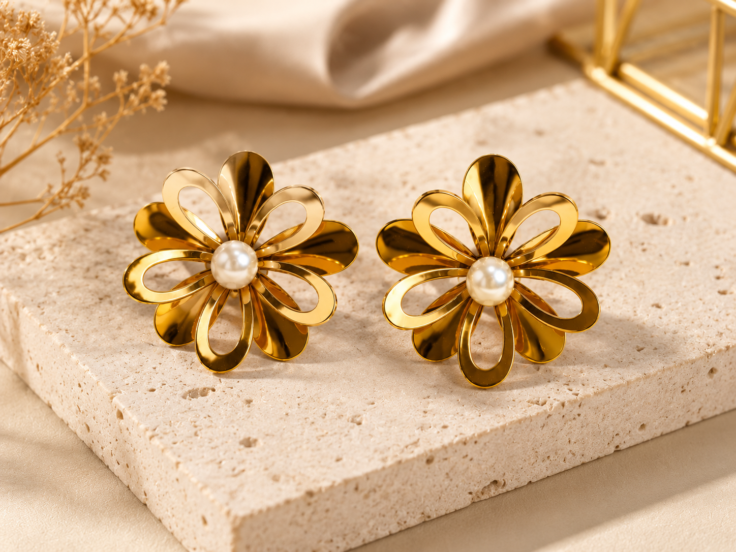 BOUCLES D’OREILLES FLEUR NACRÉE